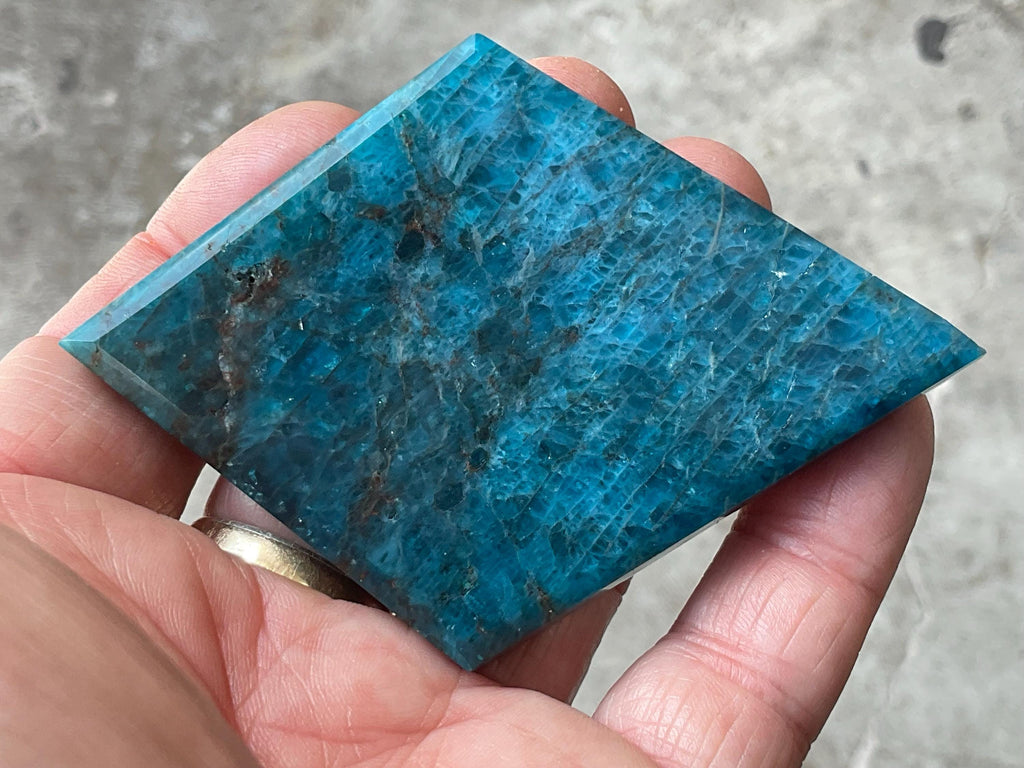 92g Blue Apatite Polished Diamond with stand 4A