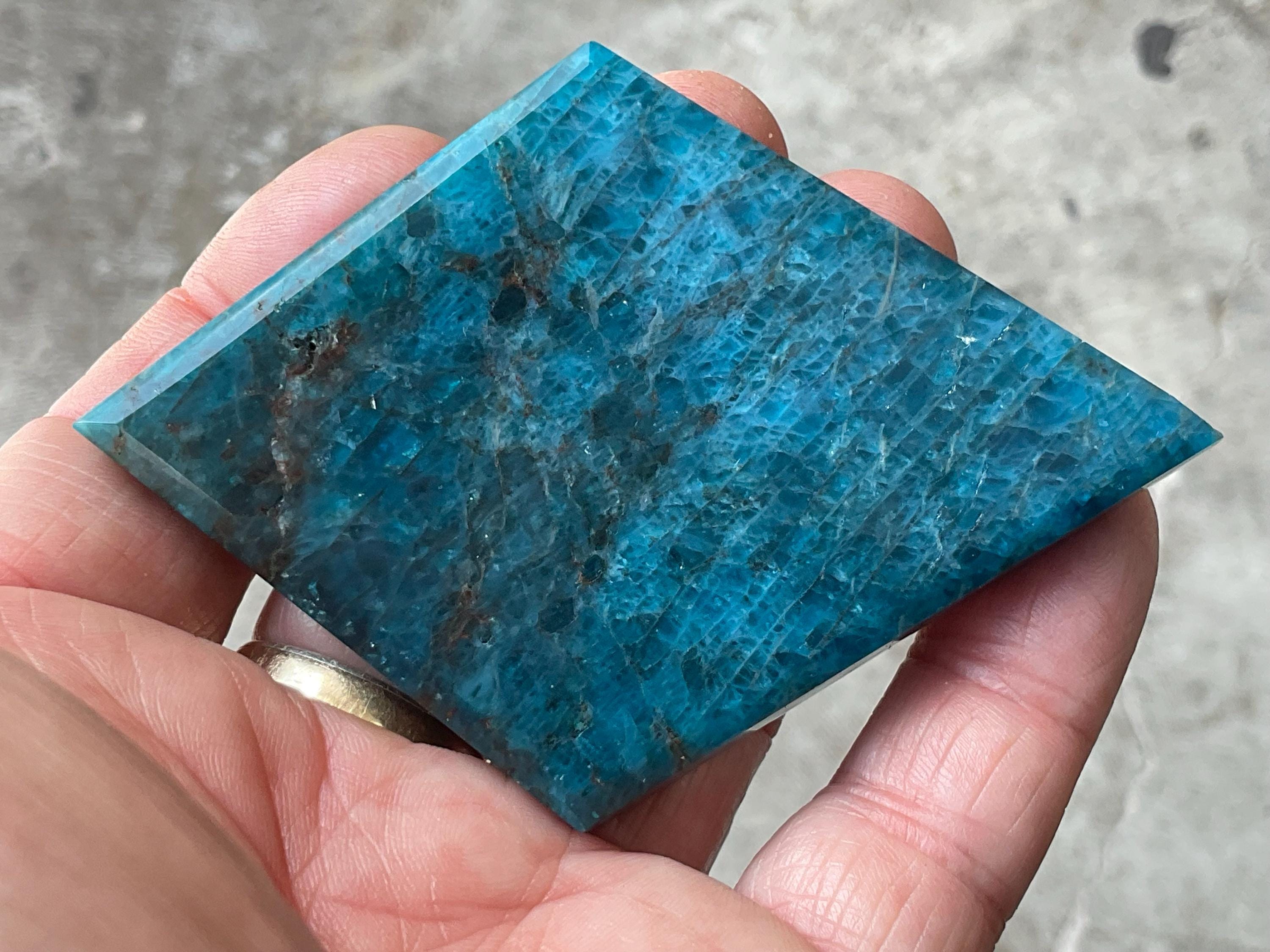 92g Blue Apatite Polished Diamond with stand 4A