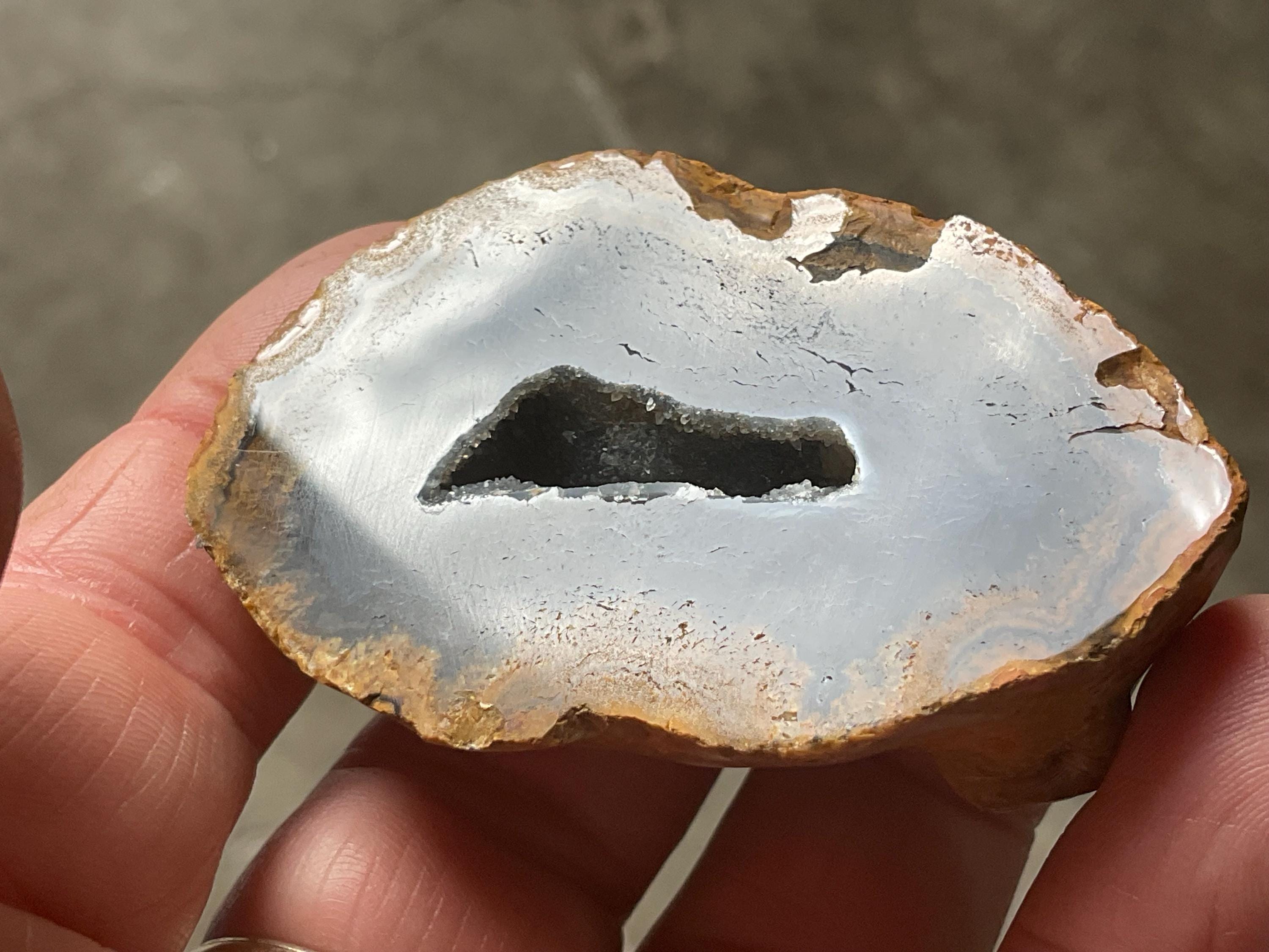 68g UV Reactive Polished Agate Half 4A