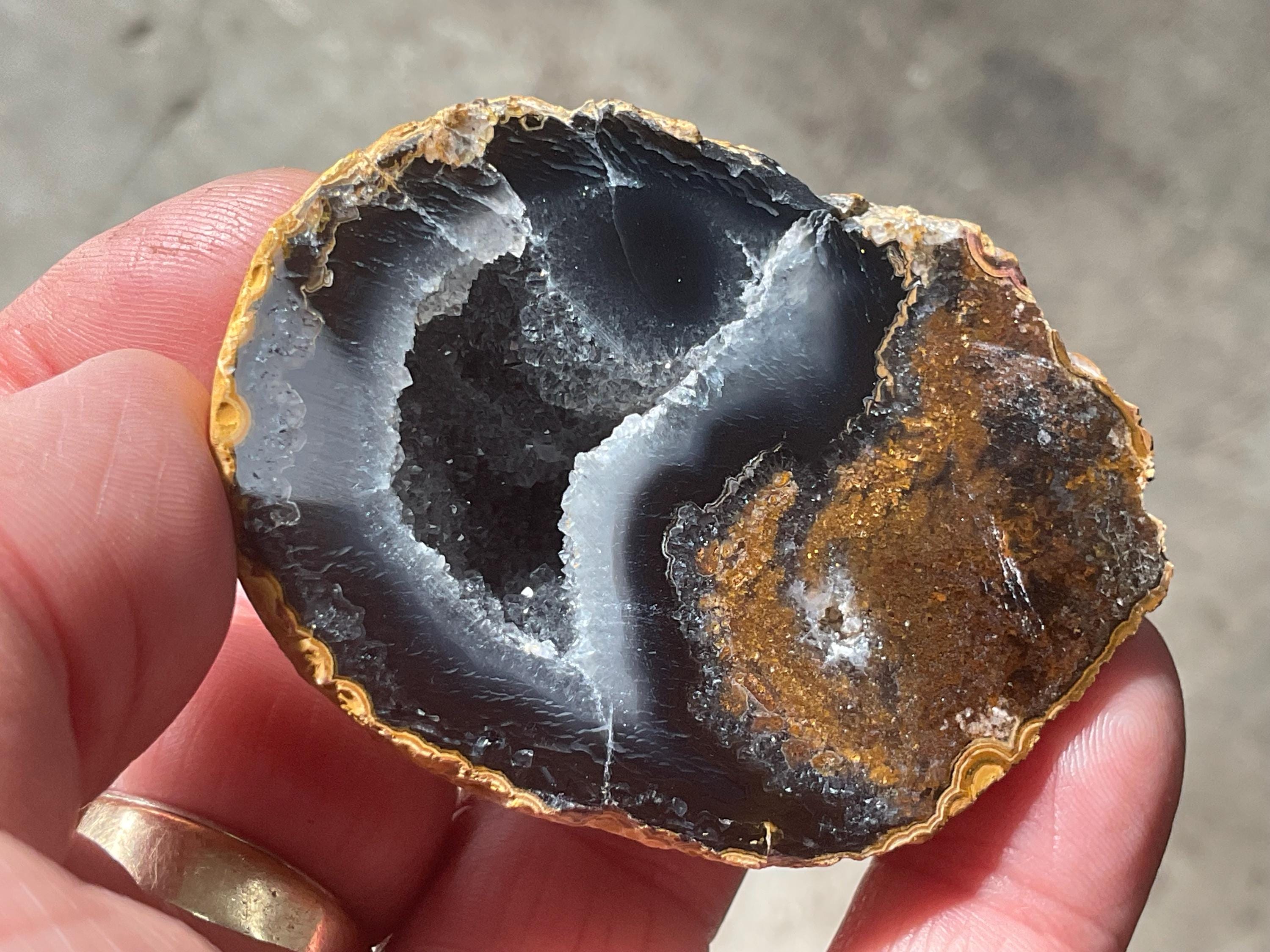 68g UV Reactive Polished Agate Half 3C