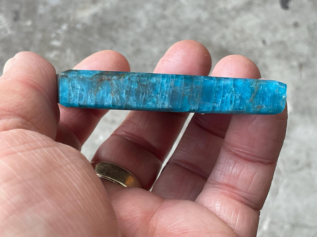 92g Blue Apatite Polished Diamond with stand 4A