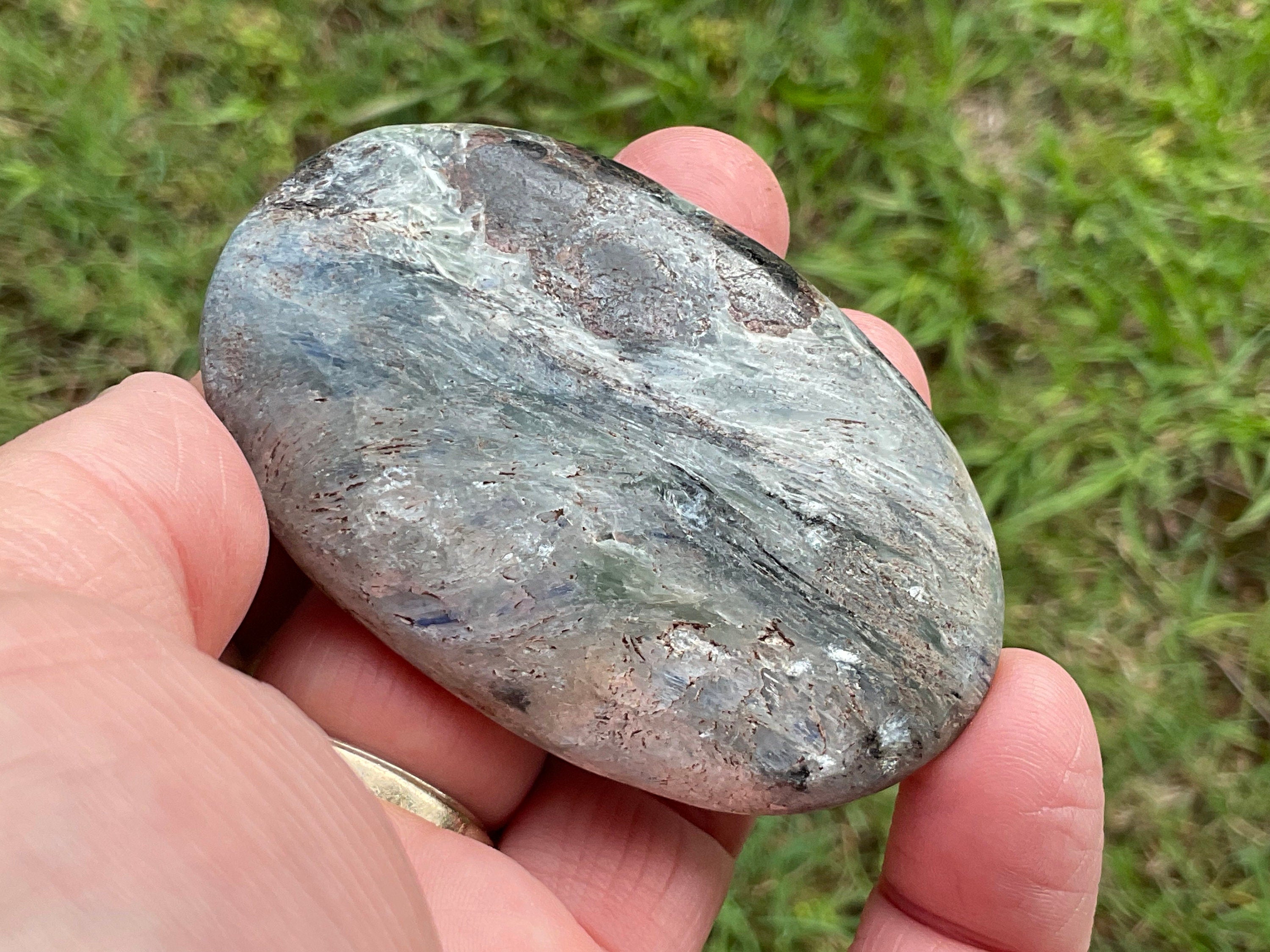 86g Blue/Green Kyanite Palmstone 4A