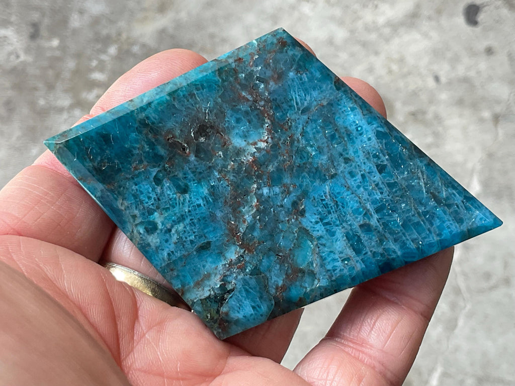 92g Blue Apatite Polished Diamond with stand 4A