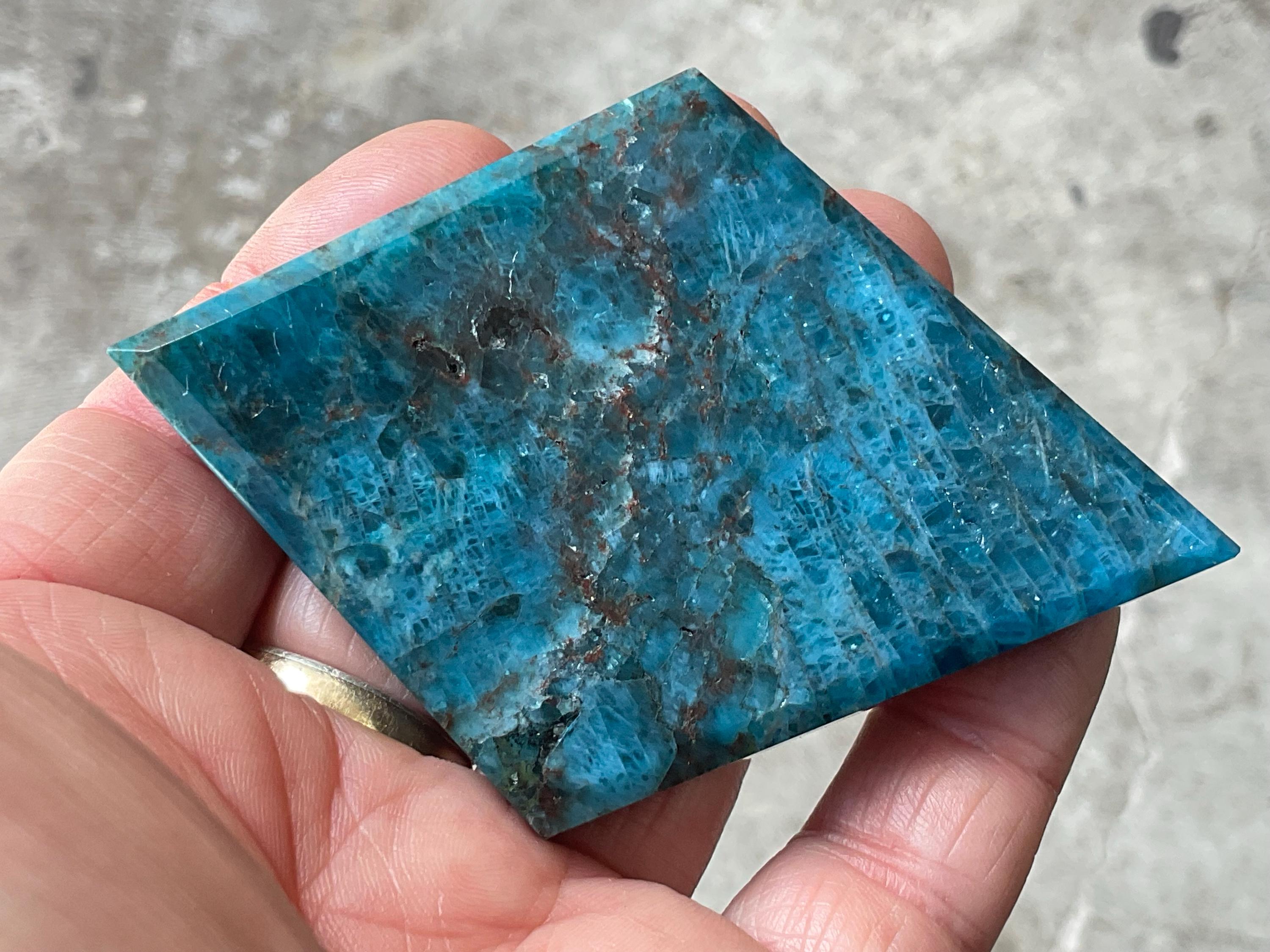 92g Blue Apatite Polished Diamond with stand 4A