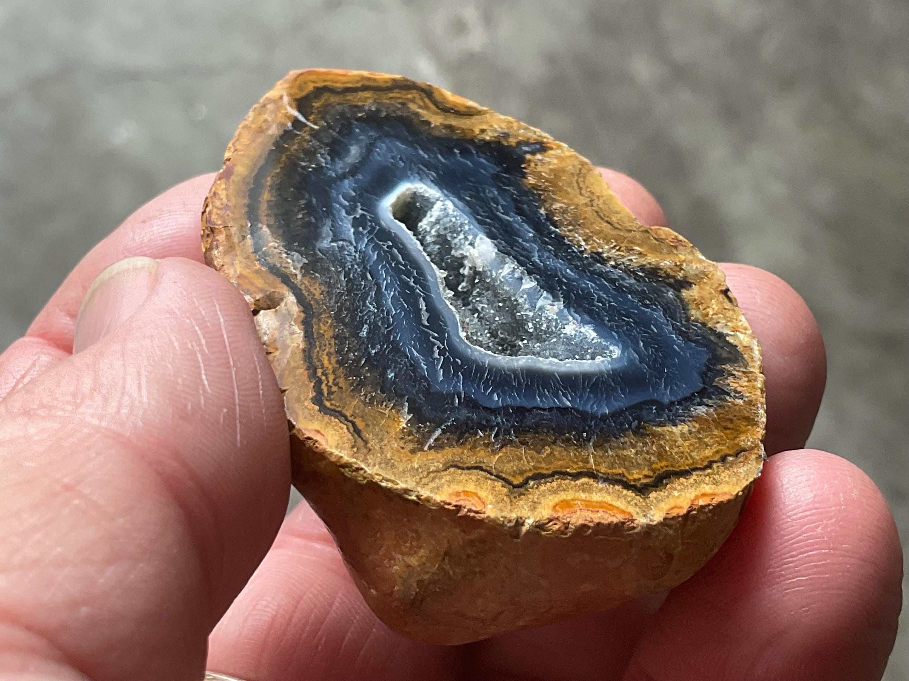 68g UV Reactive Polished Agate Half 4A