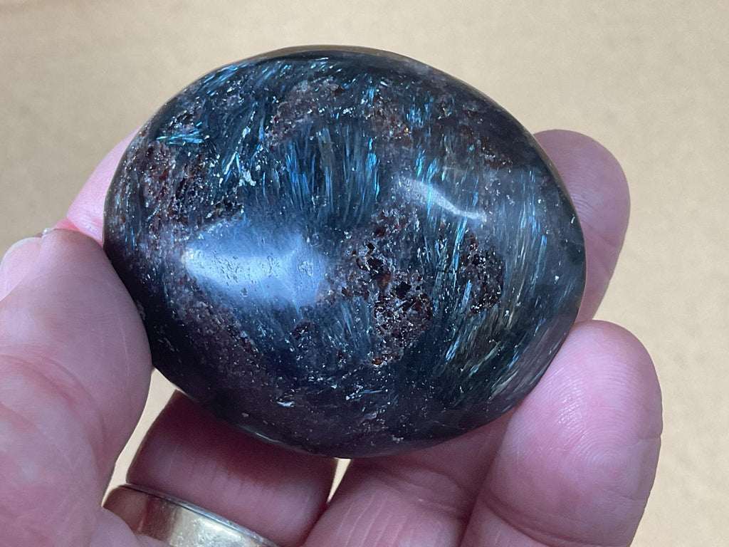 110g Arfvedsonite with Minor Eudialyte Palmstone 10B