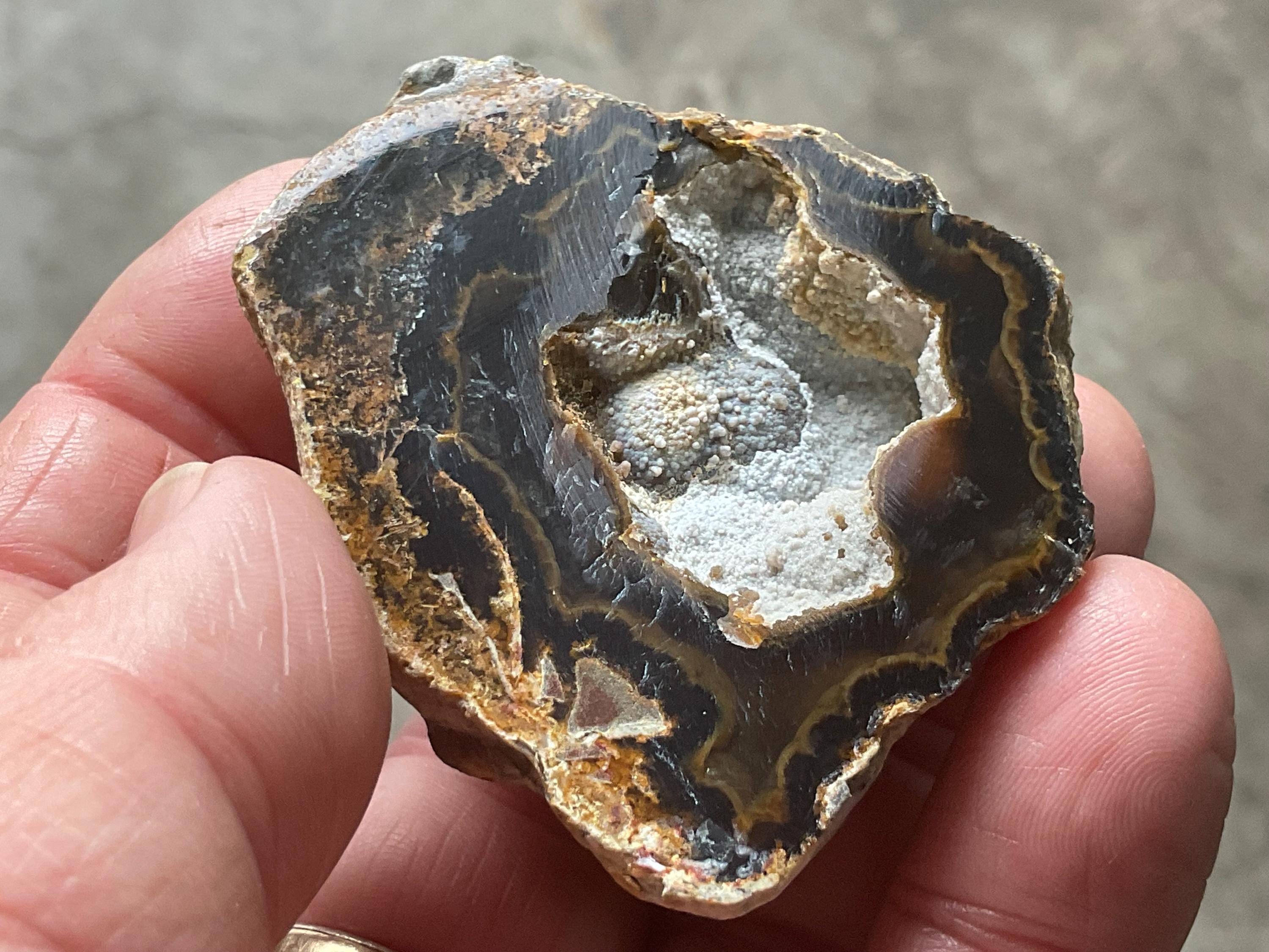74g UV Reactive Polished Agate Half 4C