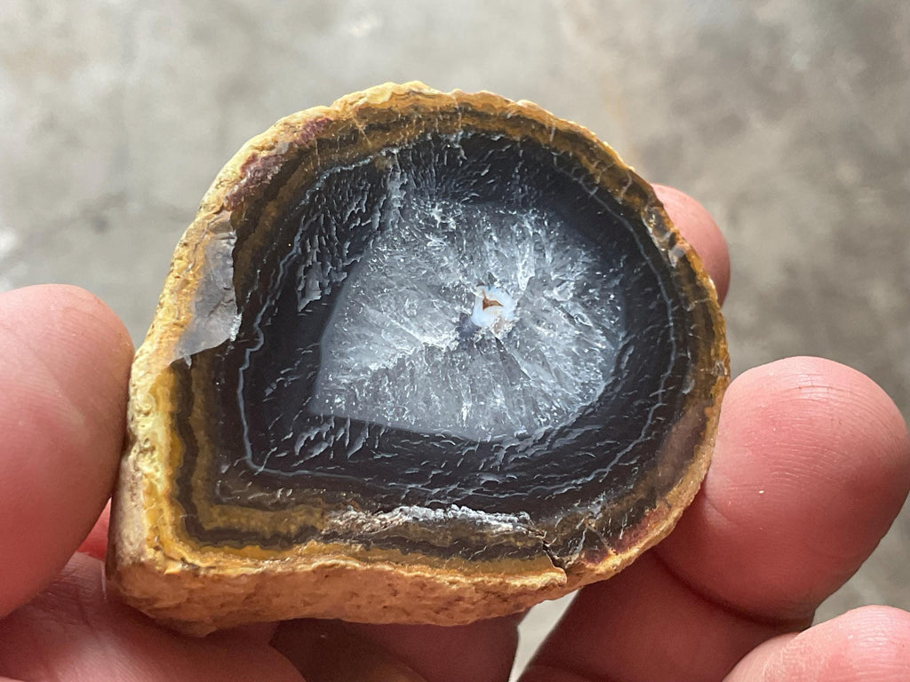 88g UV Reactive Polished Agate Half 5B