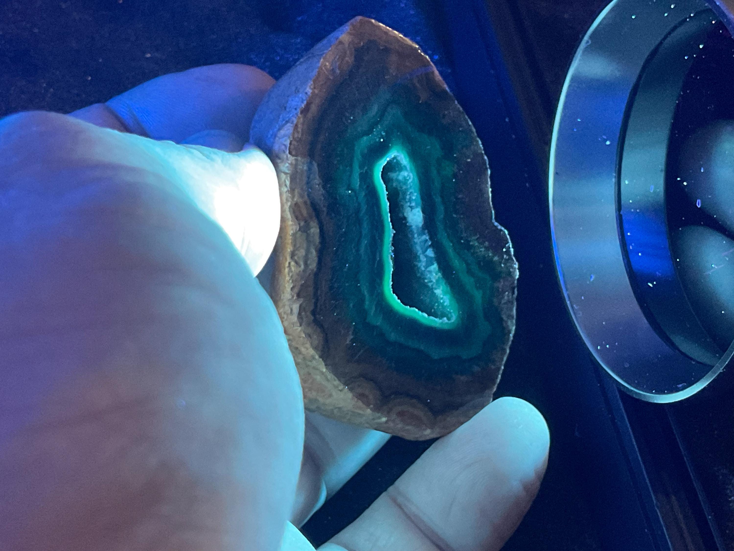 68g UV Reactive Polished Agate Half 4A