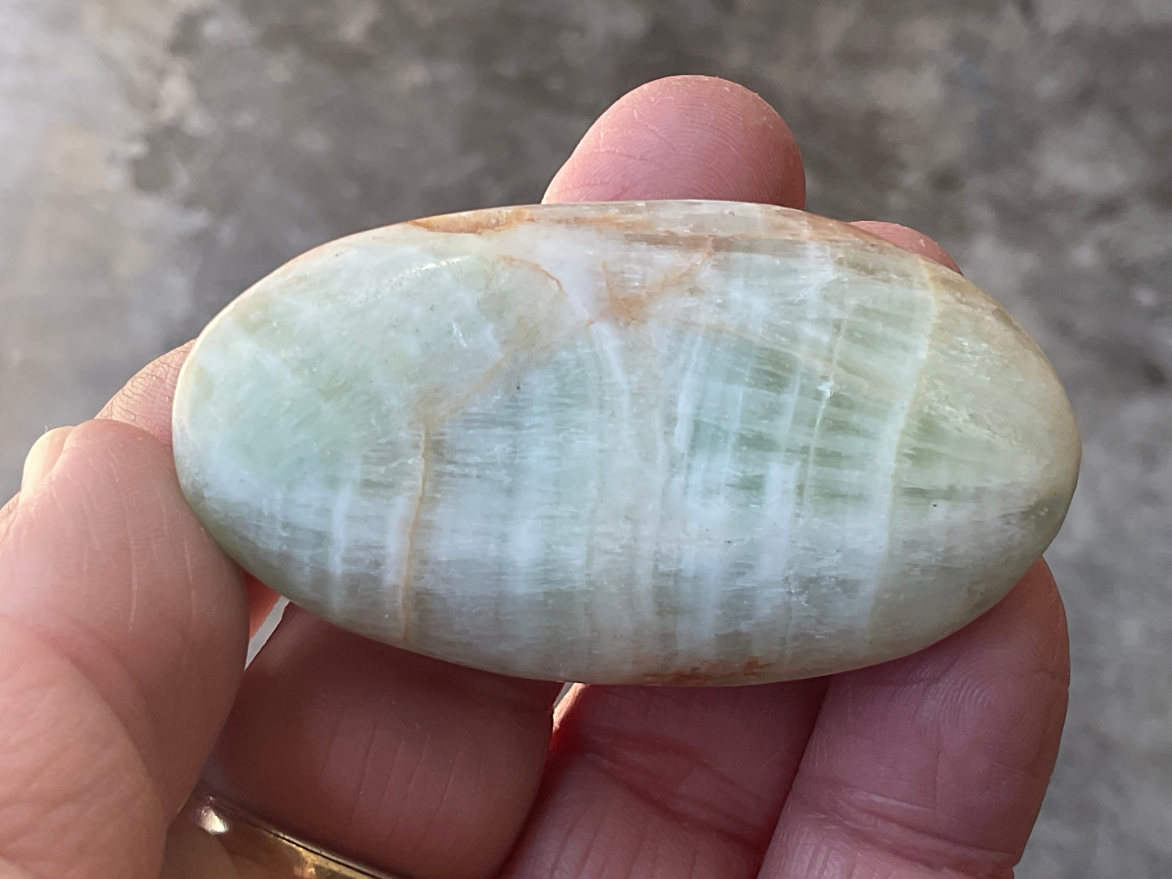 55g Pistachio Calcite Palmstone 1A
