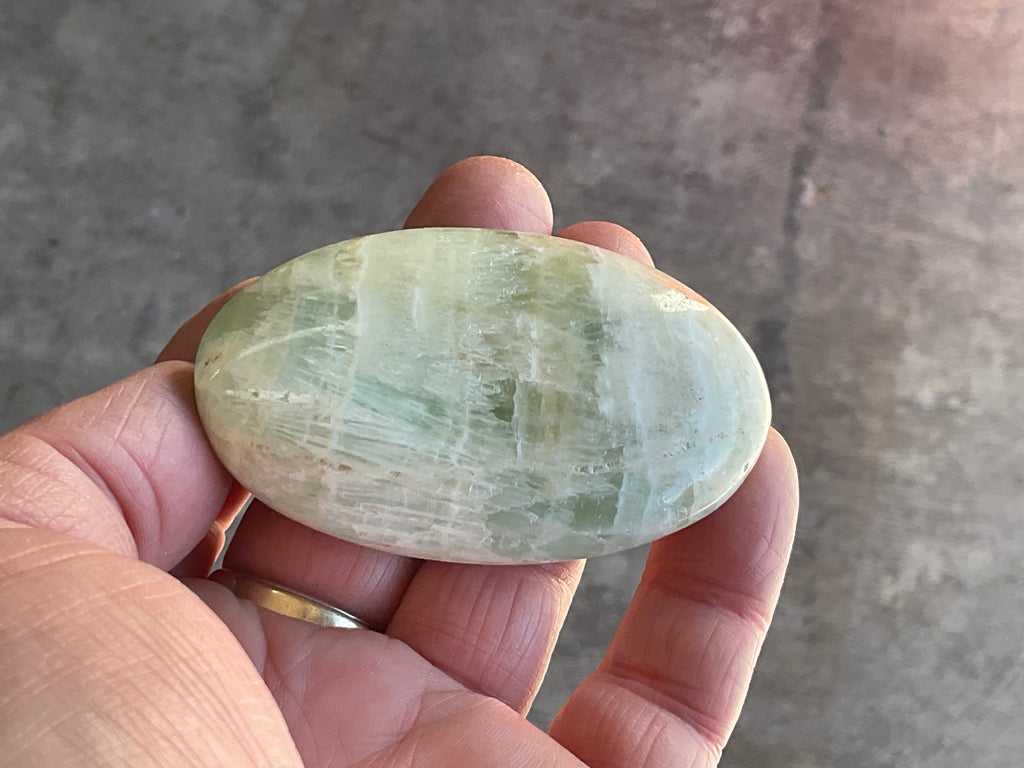100g Pistachio Calcite Palmstone 2C