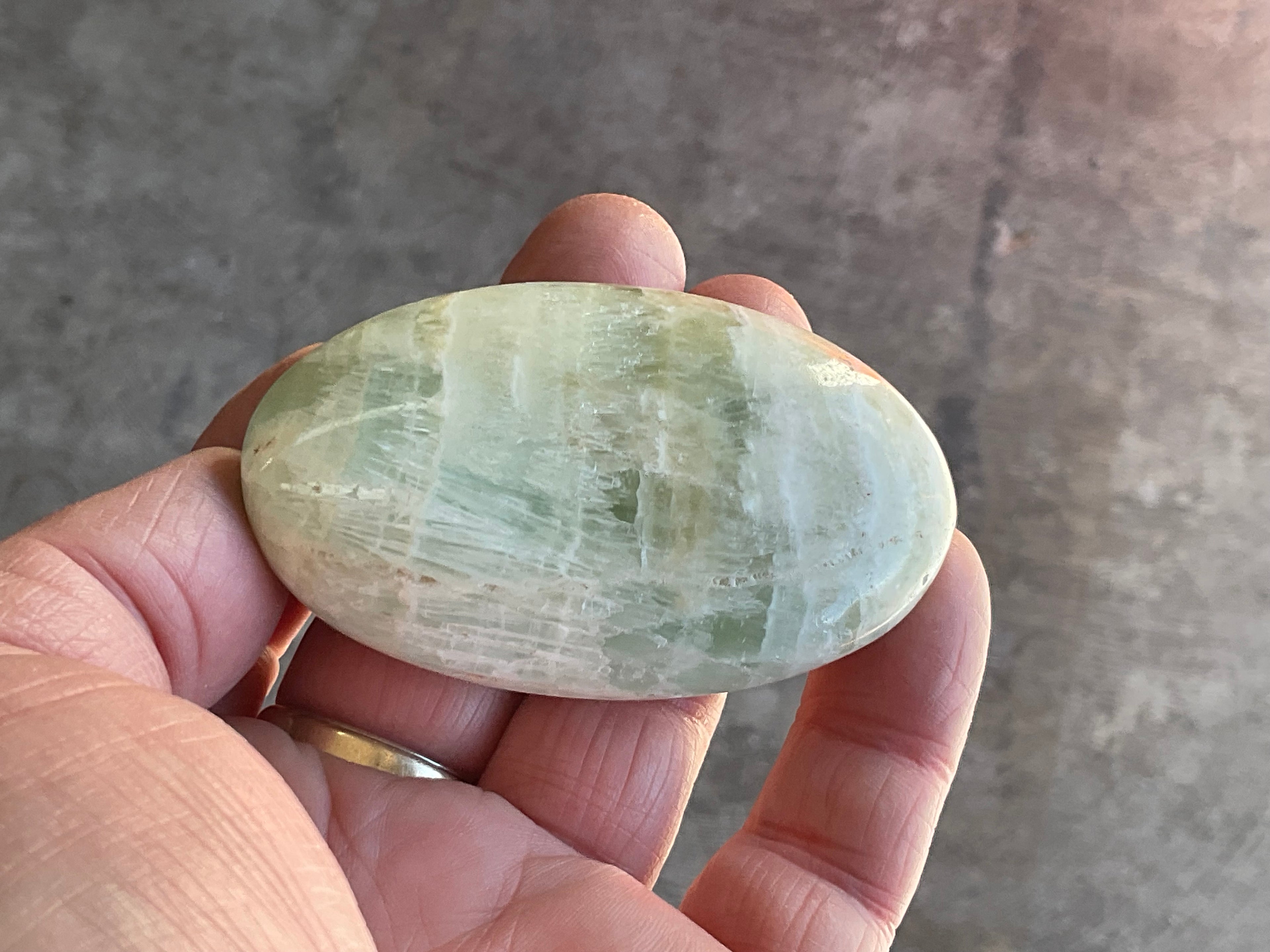 100g Pistachio Calcite Palmstone 2C