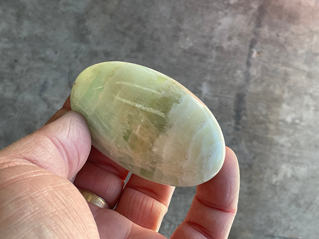 100g Pistachio Calcite Palmstone 2C
