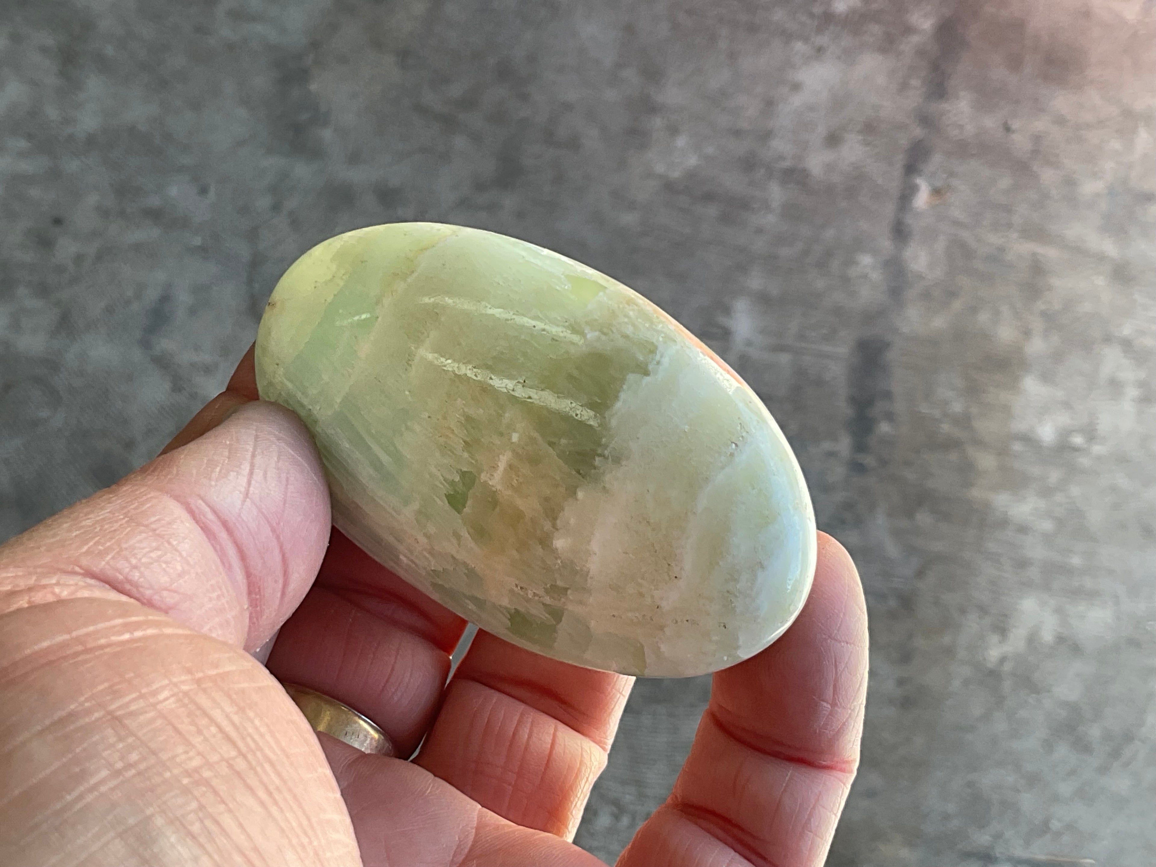 100g Pistachio Calcite Palmstone 2C