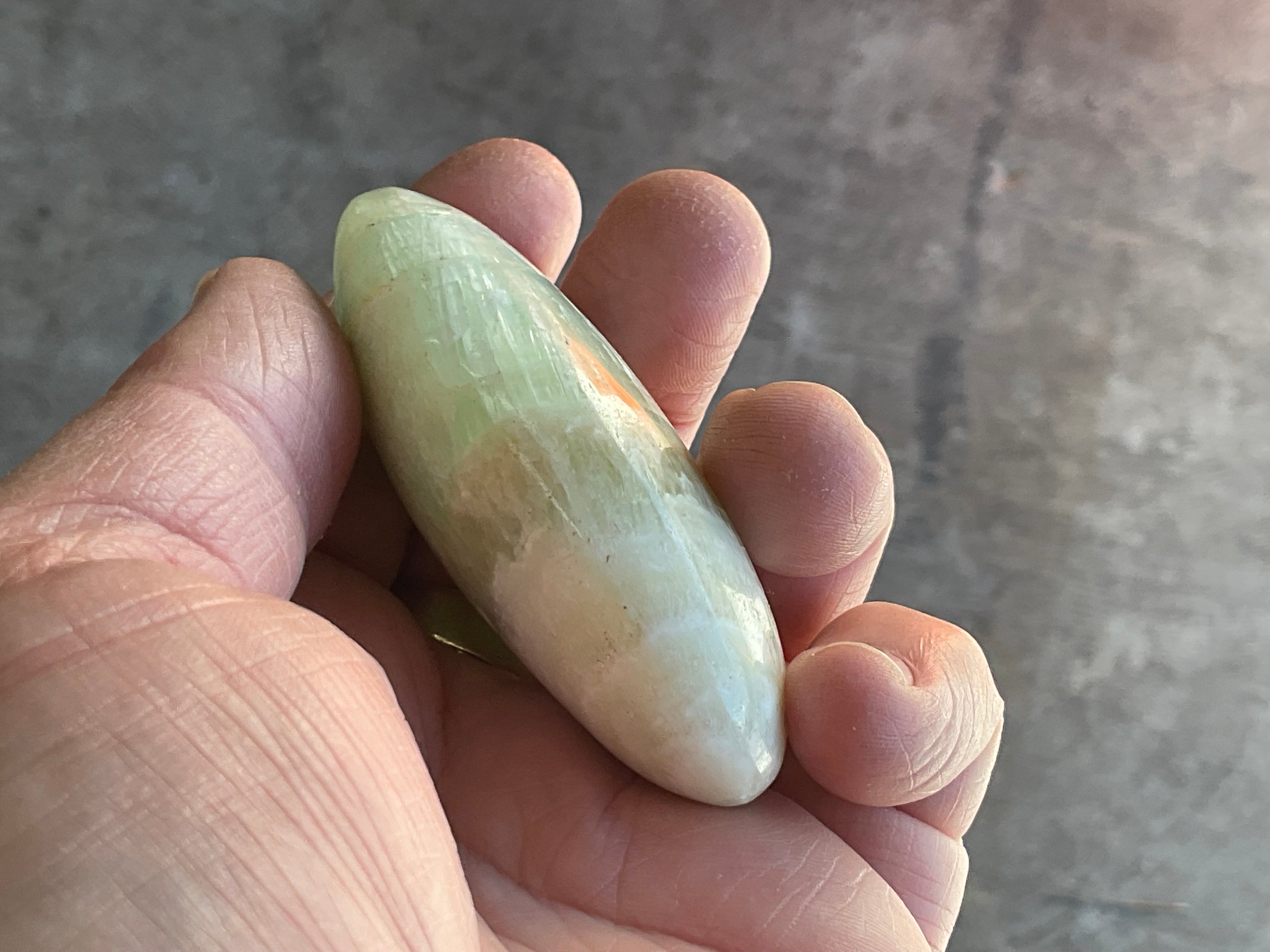 100g Pistachio Calcite Palmstone 2C