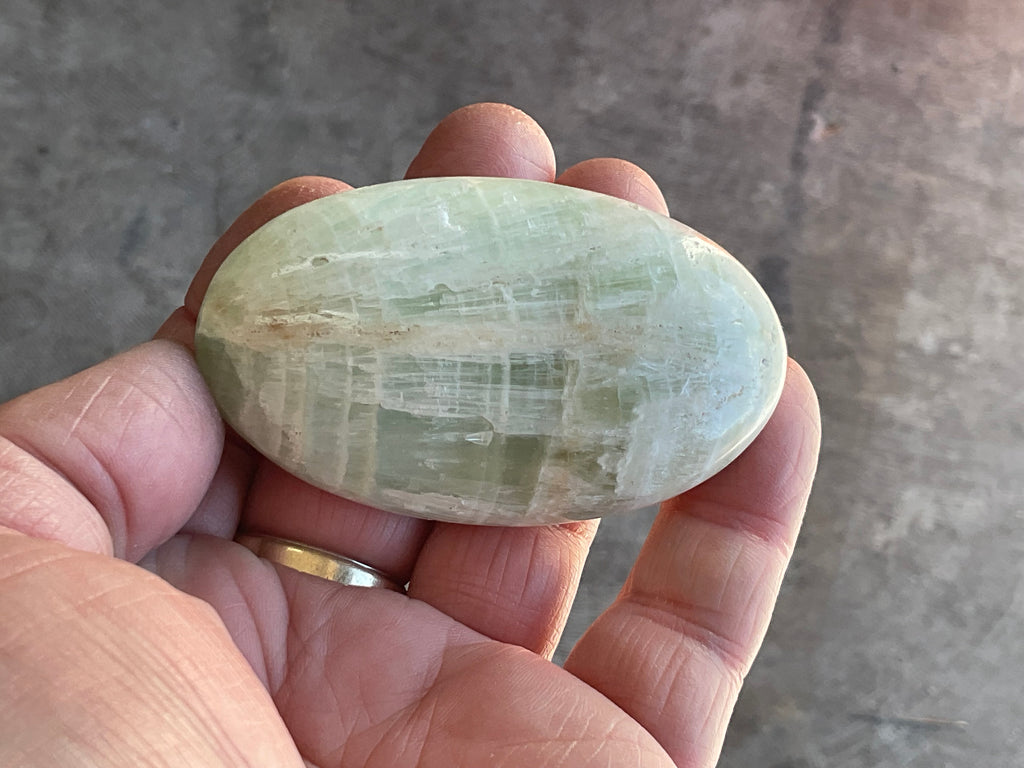 100g Pistachio Calcite Palmstone 2C