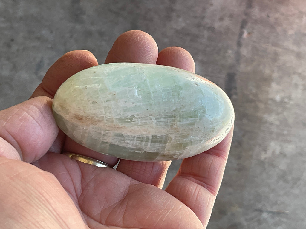 100g Pistachio Calcite Palmstone 2C