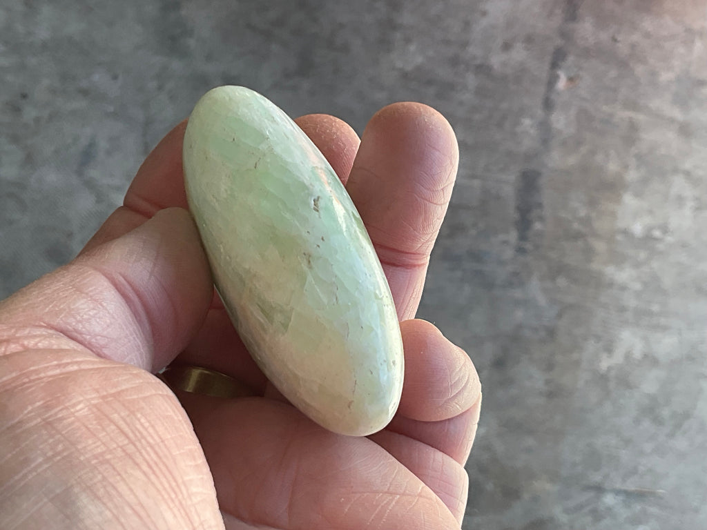 100g Pistachio Calcite Palmstone 2C