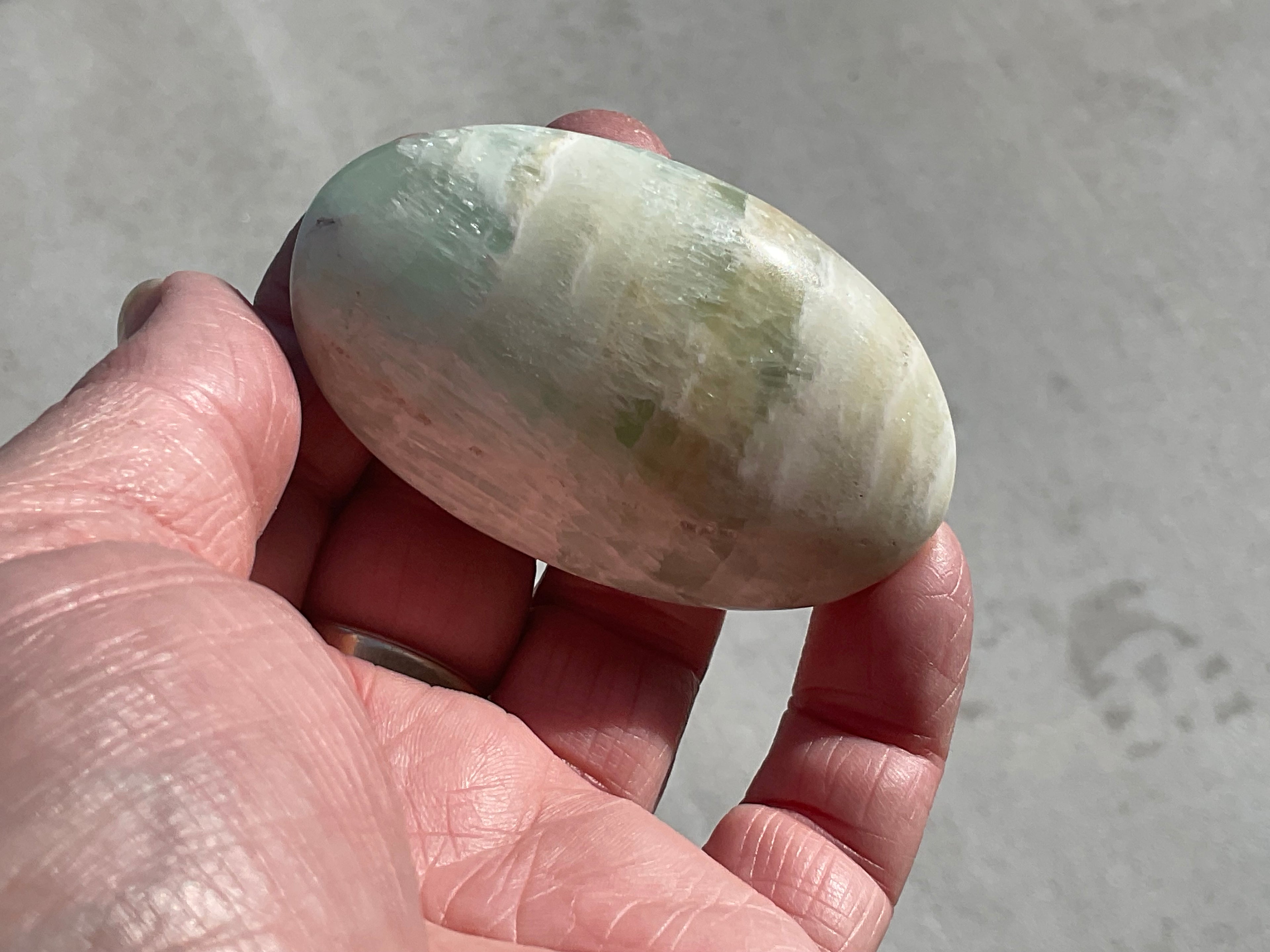 100g Pistachio Calcite Palmstone 2C