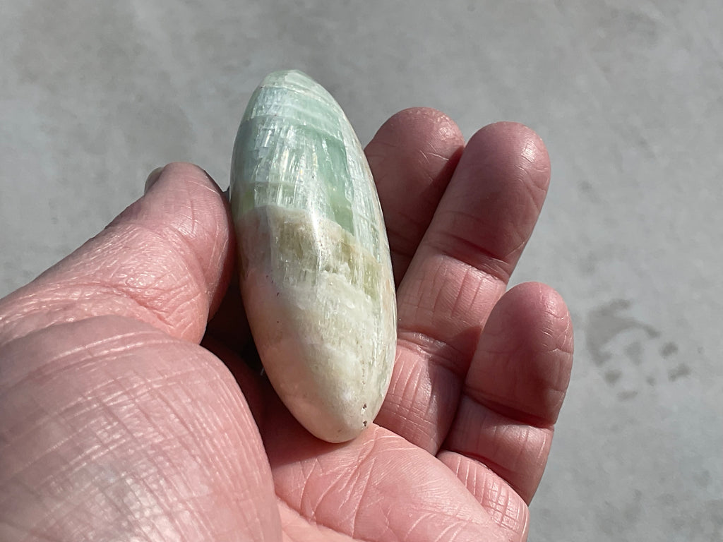 100g Pistachio Calcite Palmstone 2C