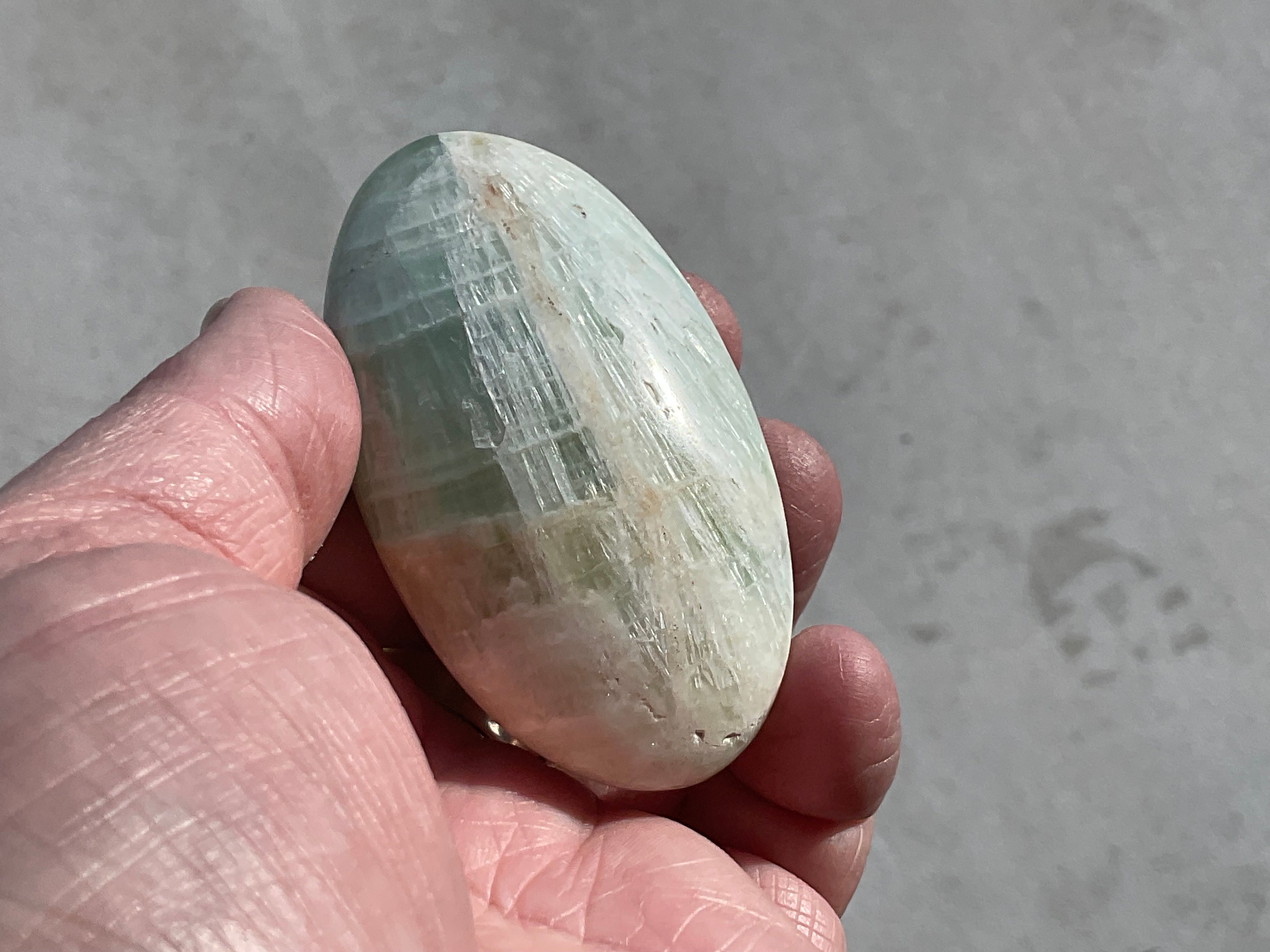 100g Pistachio Calcite Palmstone 2C