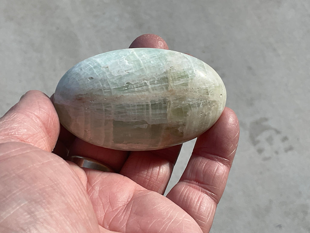 100g Pistachio Calcite Palmstone 2C