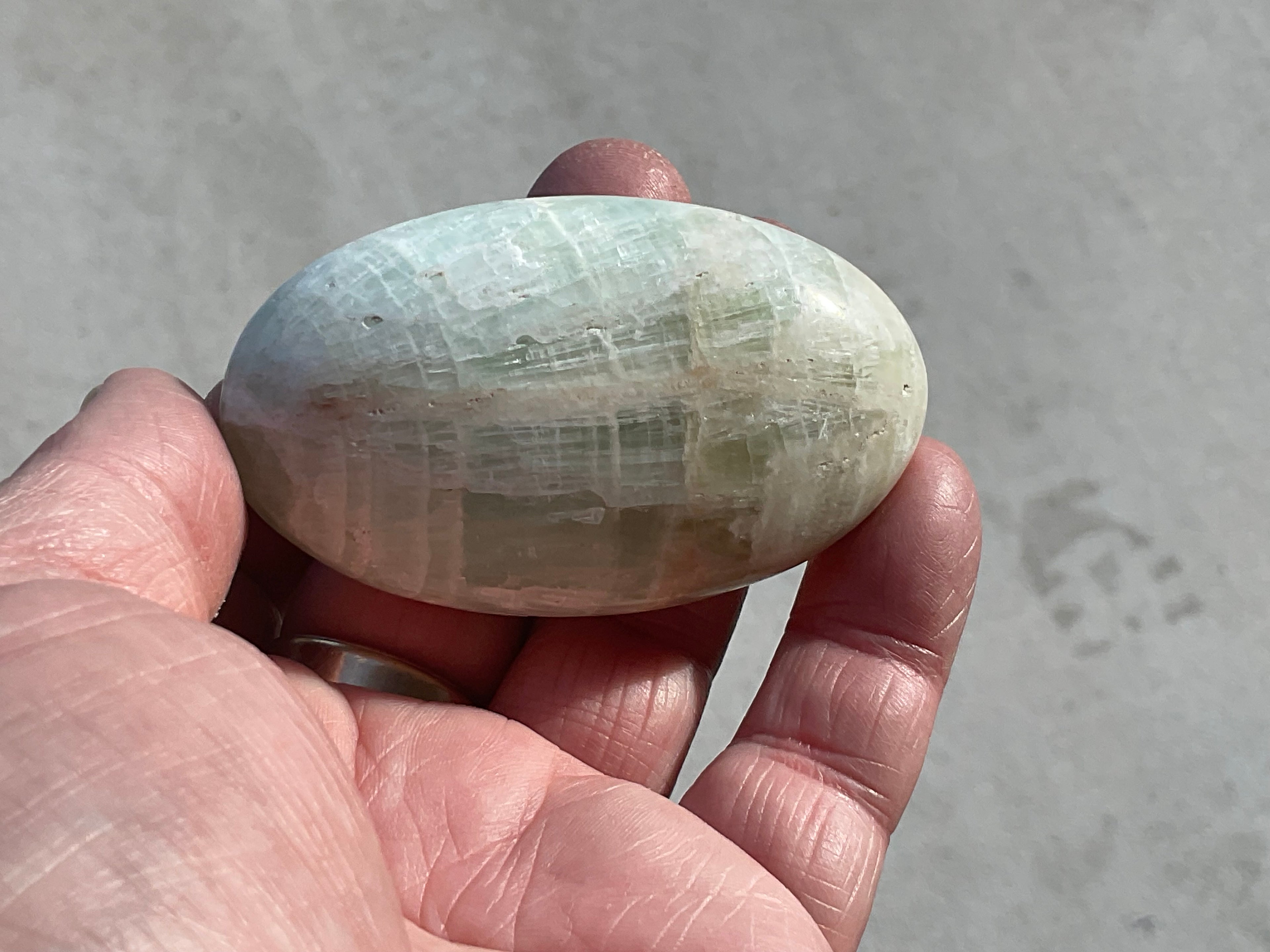 100g Pistachio Calcite Palmstone 2C