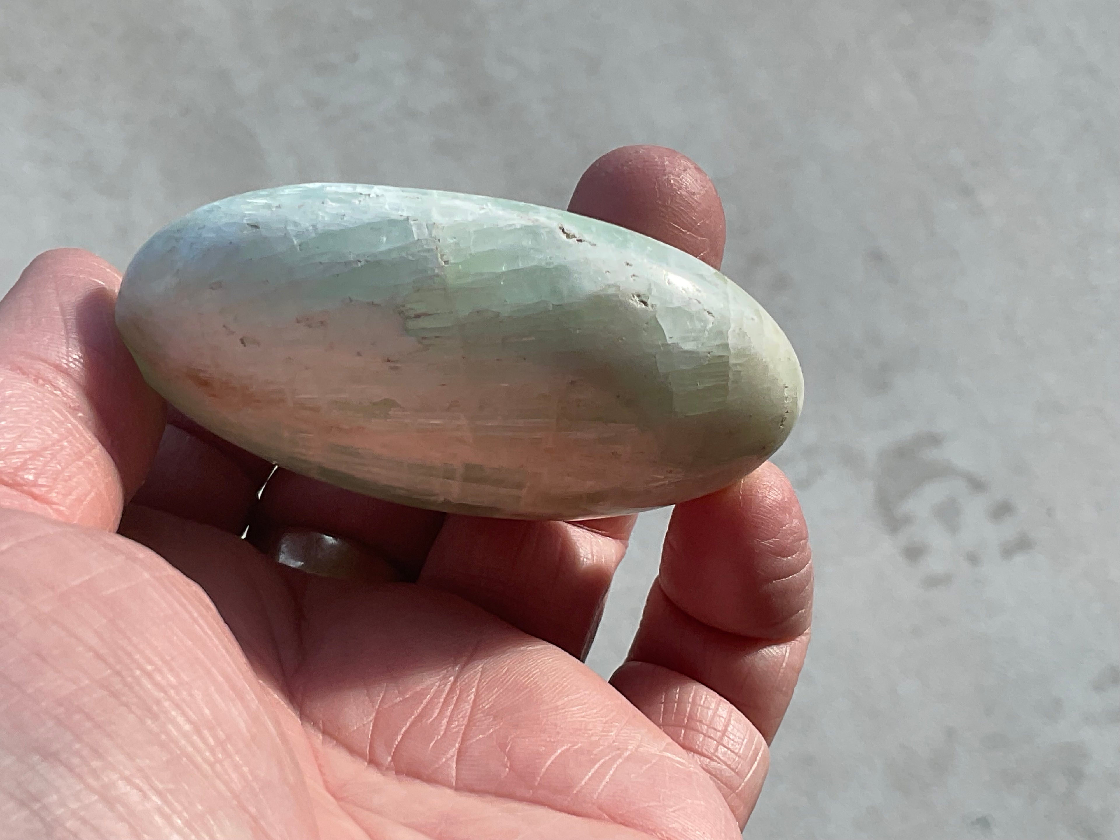 100g Pistachio Calcite Palmstone 2C
