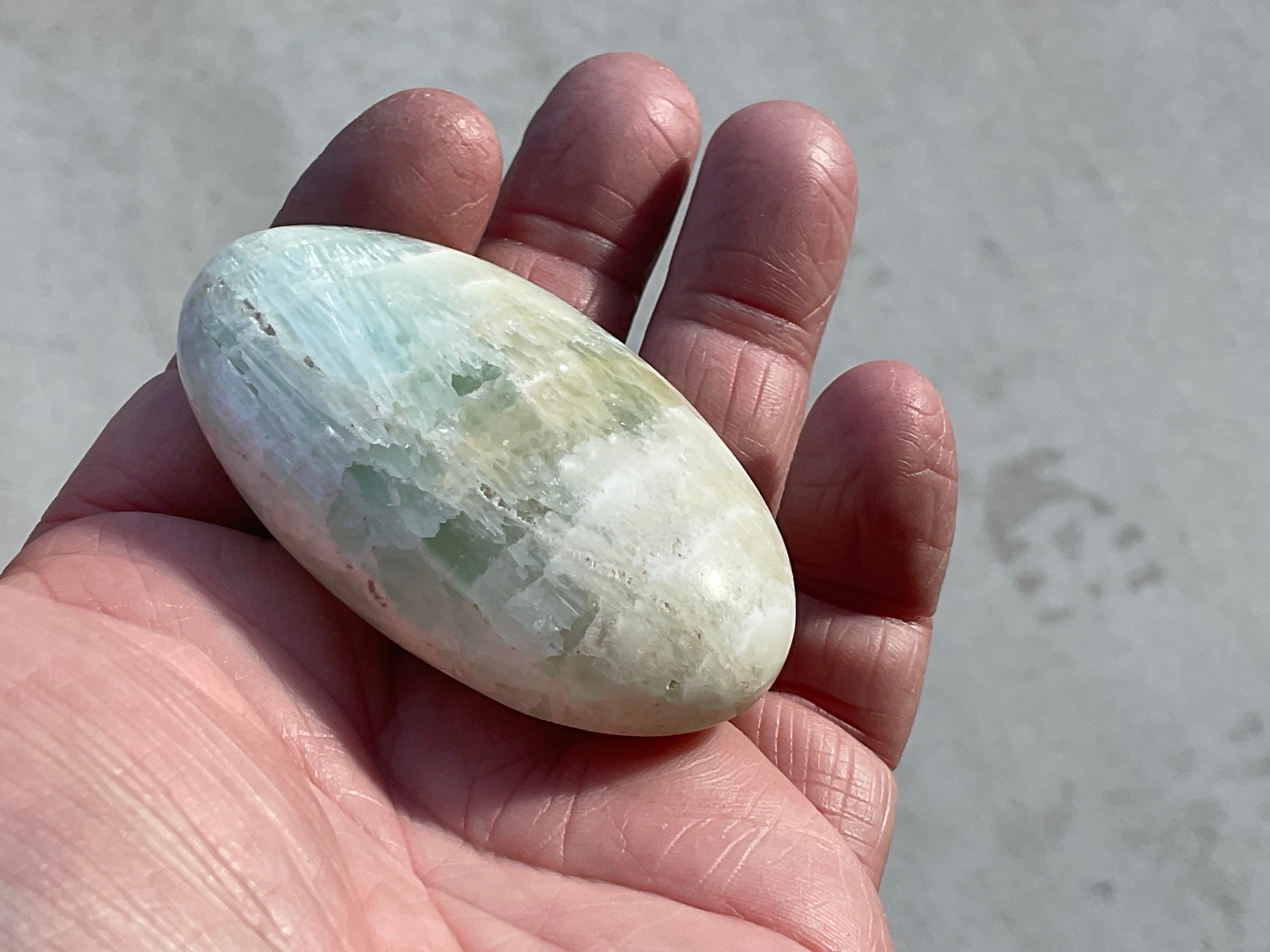 100g Pistachio Calcite Palmstone 2C
