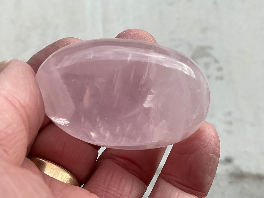 85g Rose Quartz Palmstone 4C