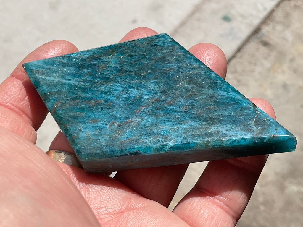 94g Blue Apatite Polished Diamond with stand 5A