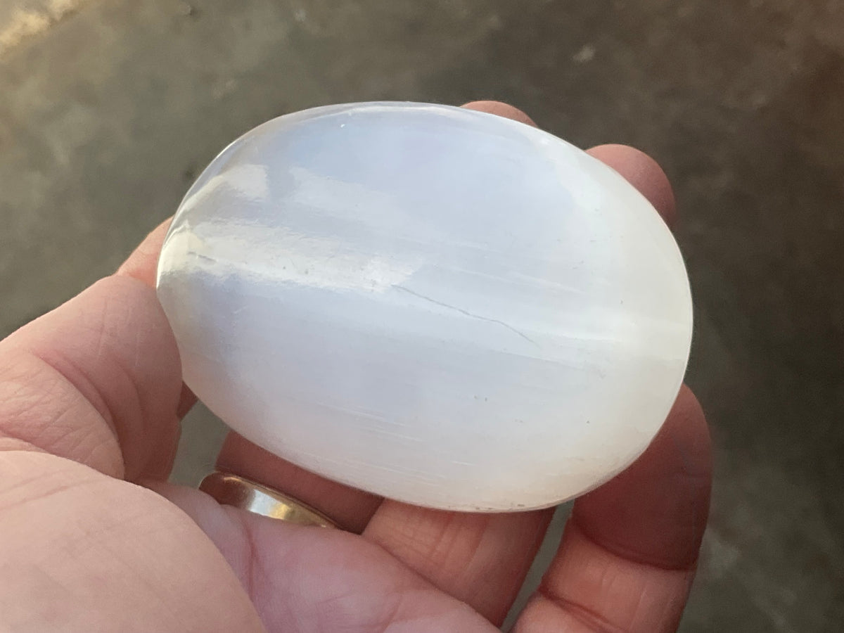 110g Selenite Palmstone 4D