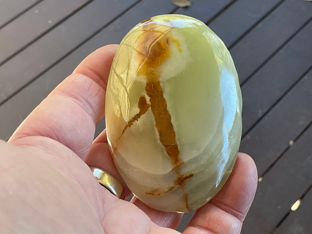 122g Green Banded Onyx (Calcite) Palmstone D