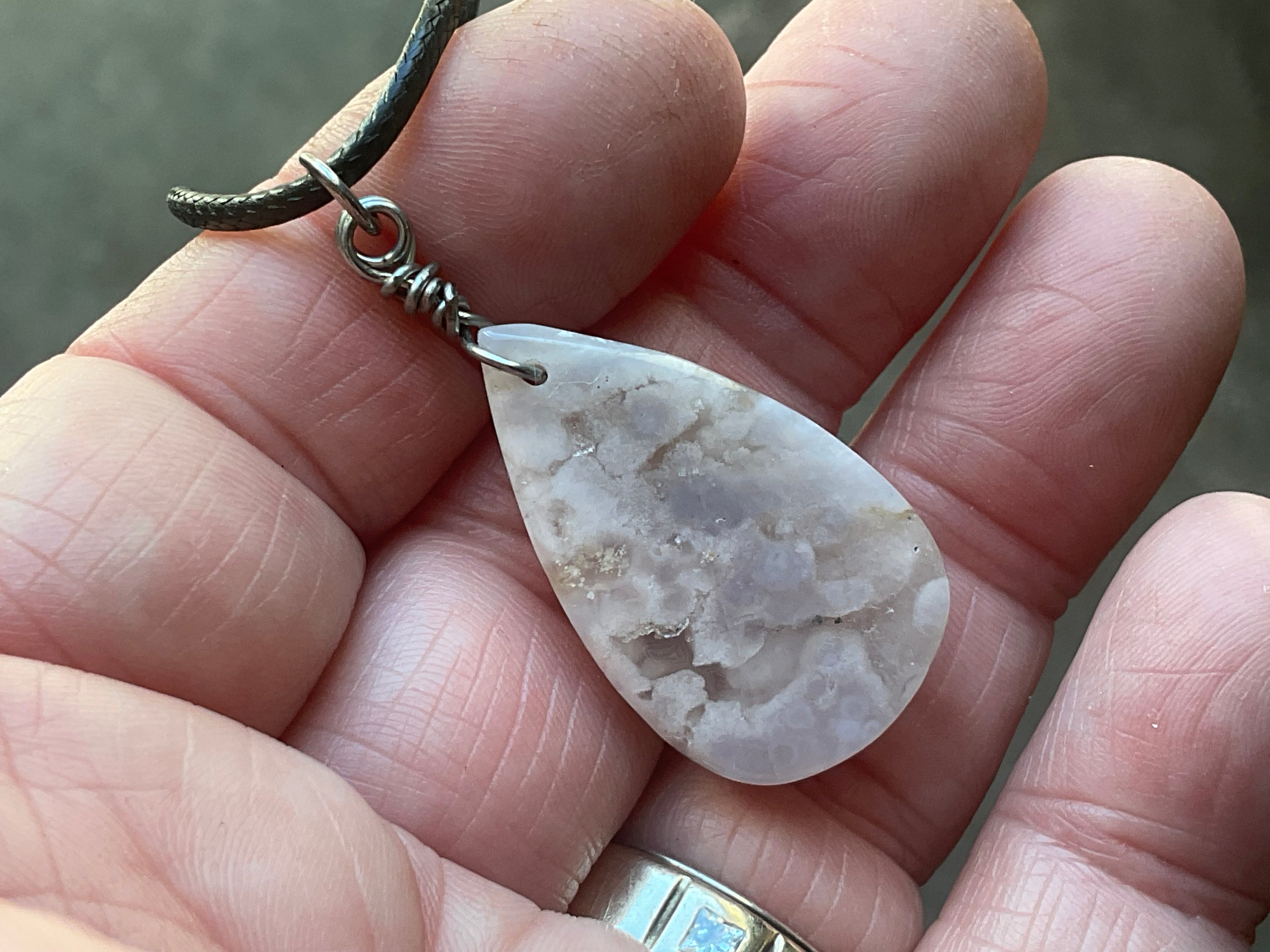 10g Flower Agate Pendant A
