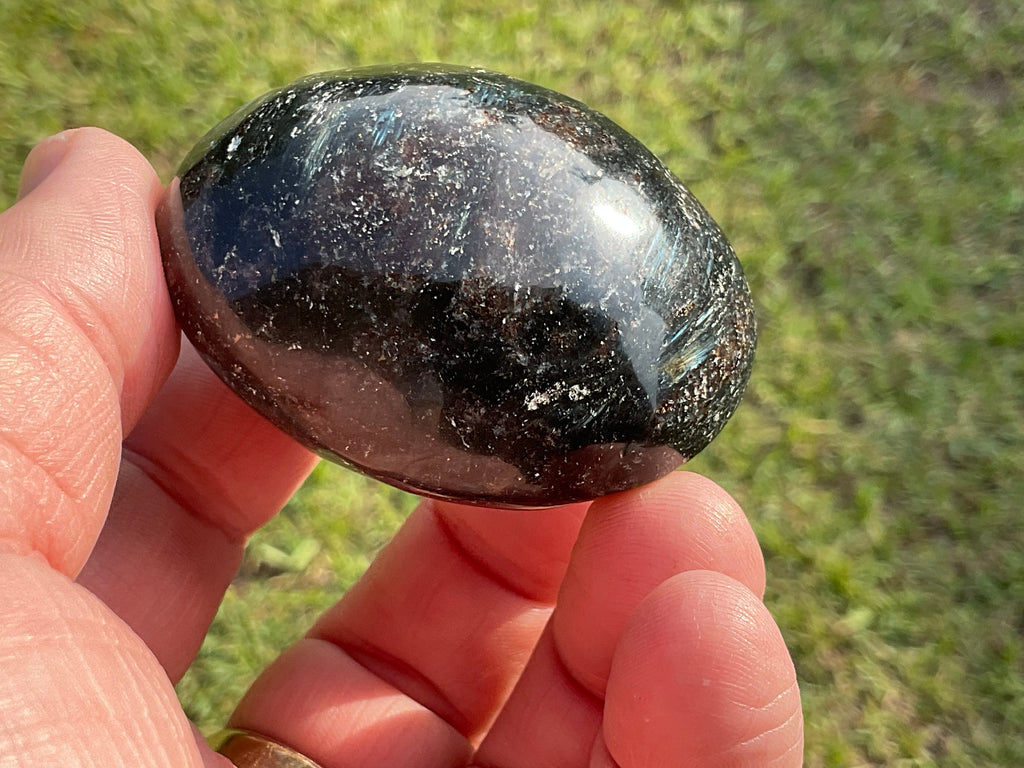 104g Arfvedsonite with Eudialyte Palmstone 6A