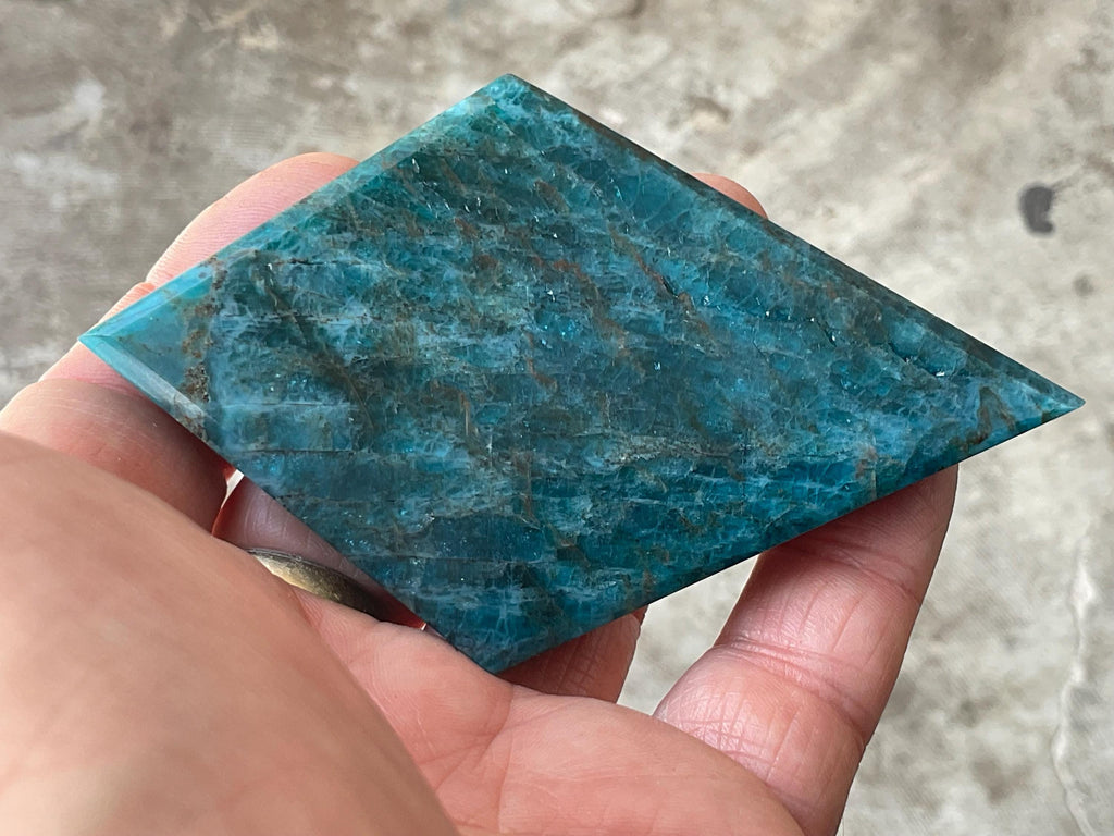 94g Blue Apatite Polished Diamond with stand 5A