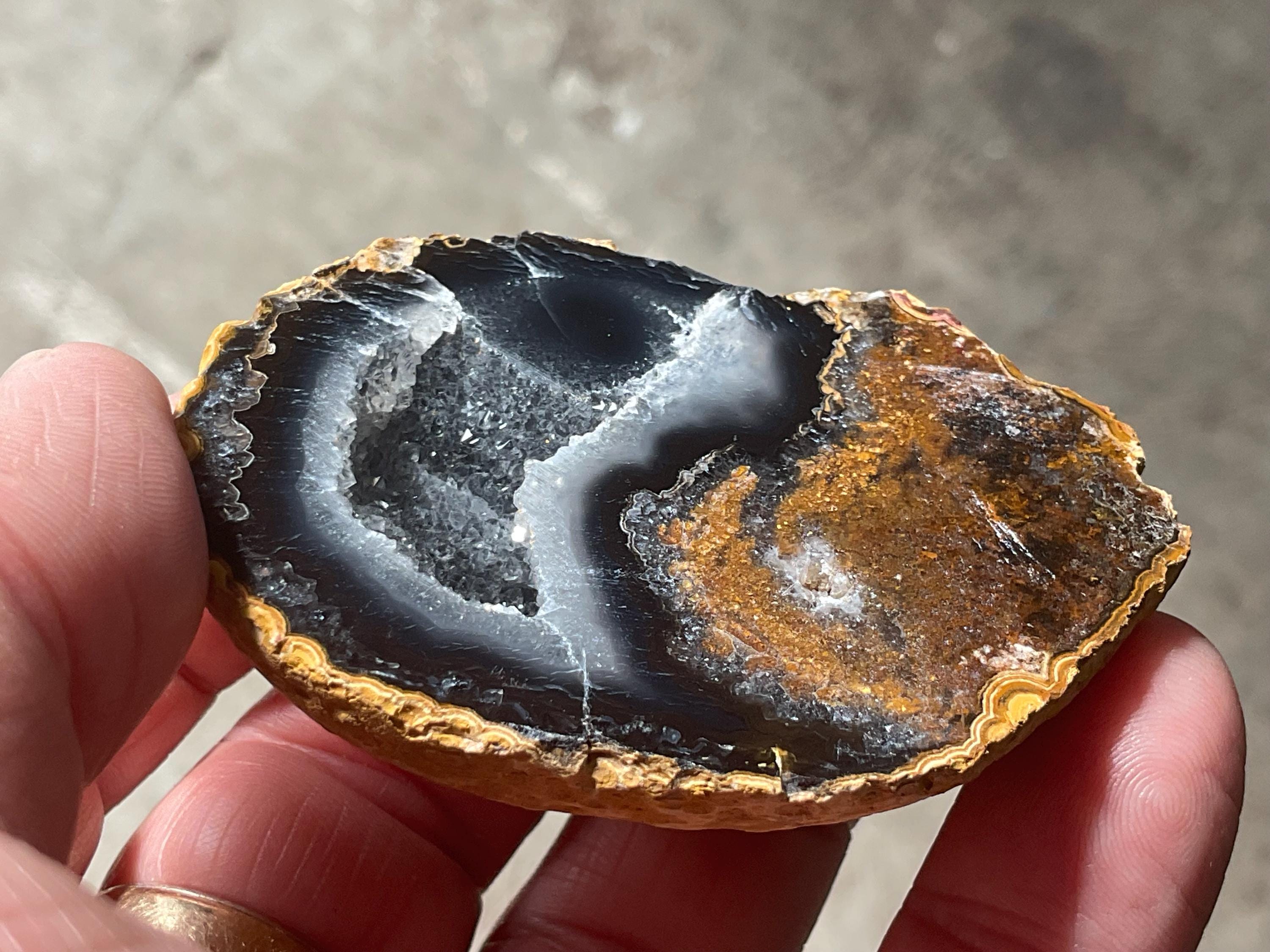 68g UV Reactive Polished Agate Half 3C