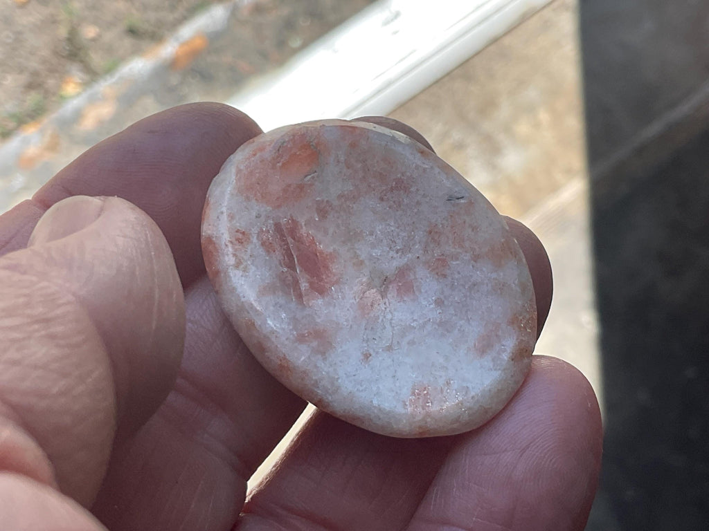 18g Sunstone Thumb Stone