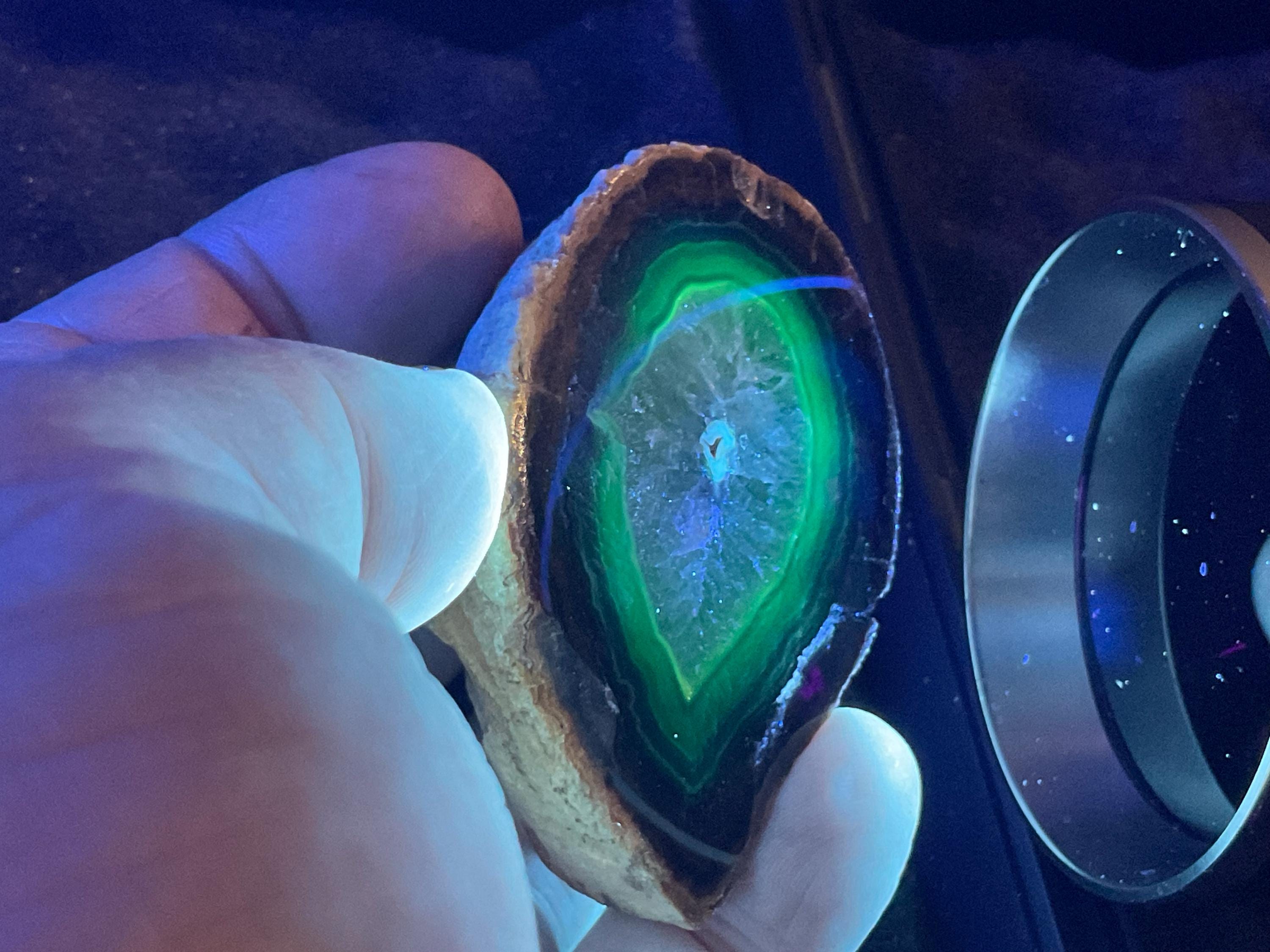 88g UV Reactive Polished Agate Half 5B