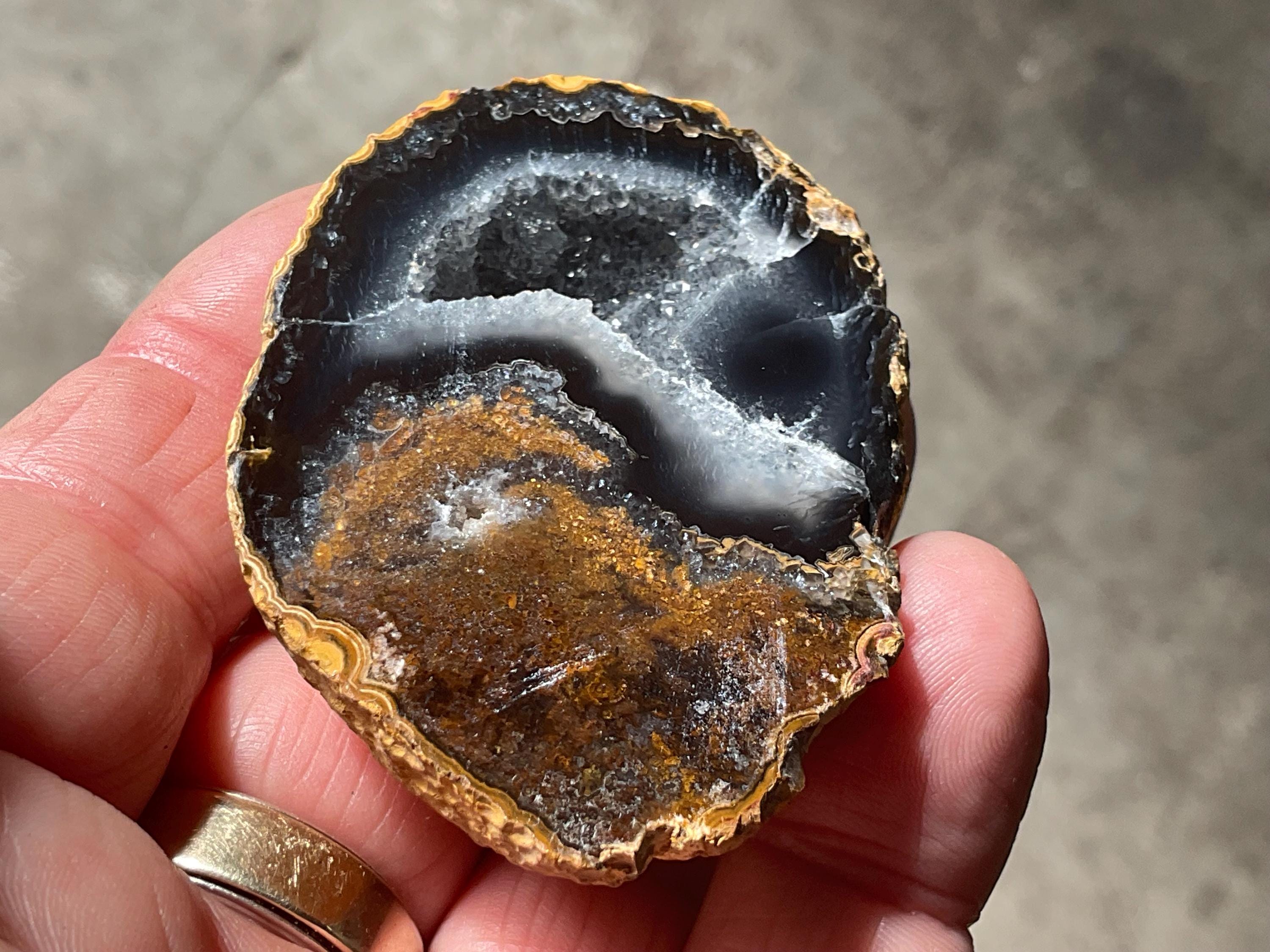 68g UV Reactive Polished Agate Half 3C