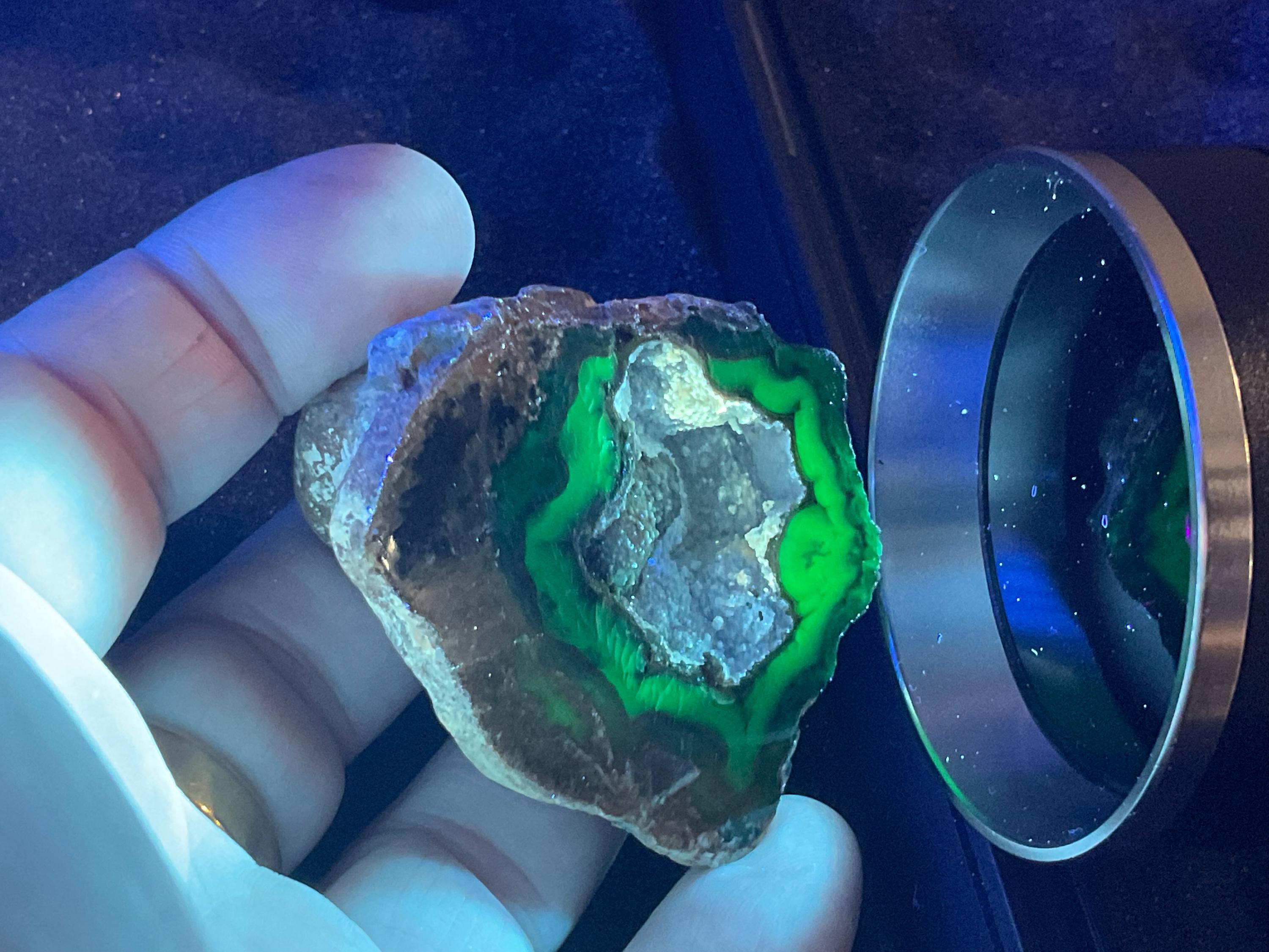 74g UV Reactive Polished Agate Half 4C