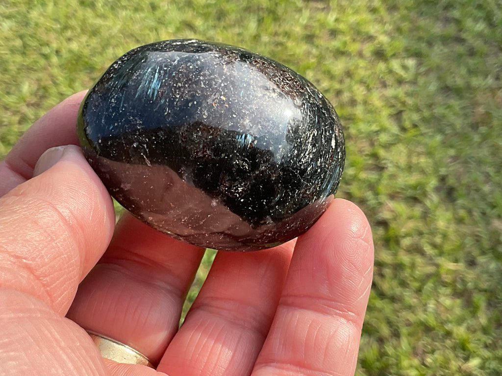 104g Arfvedsonite with Eudialyte Palmstone 6A