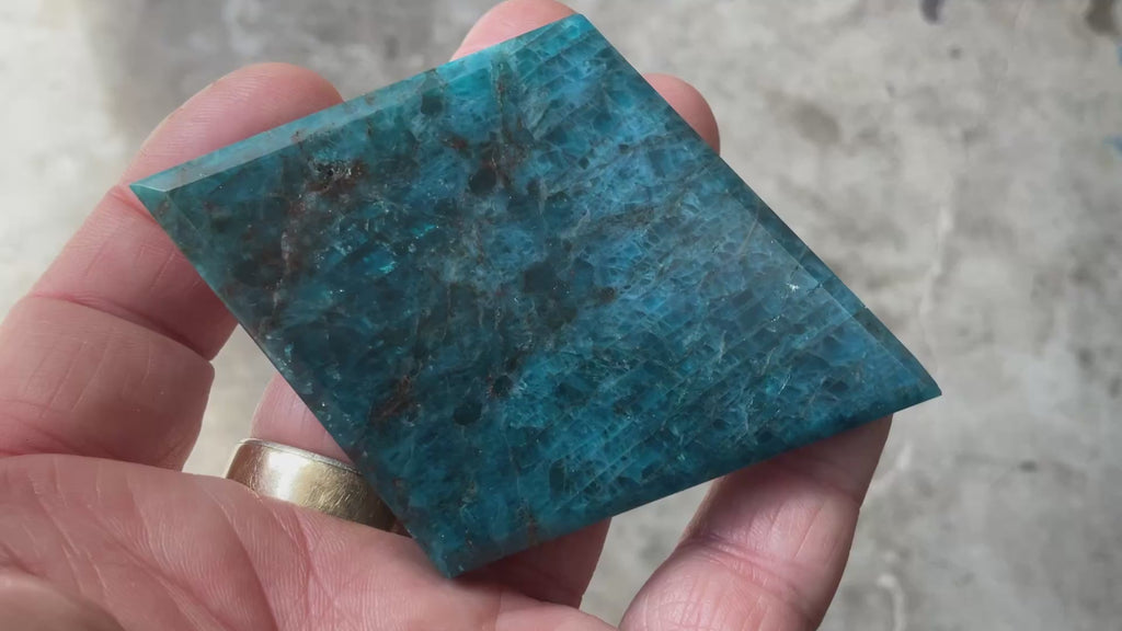 92g Blue Apatite Polished Diamond with stand 4A