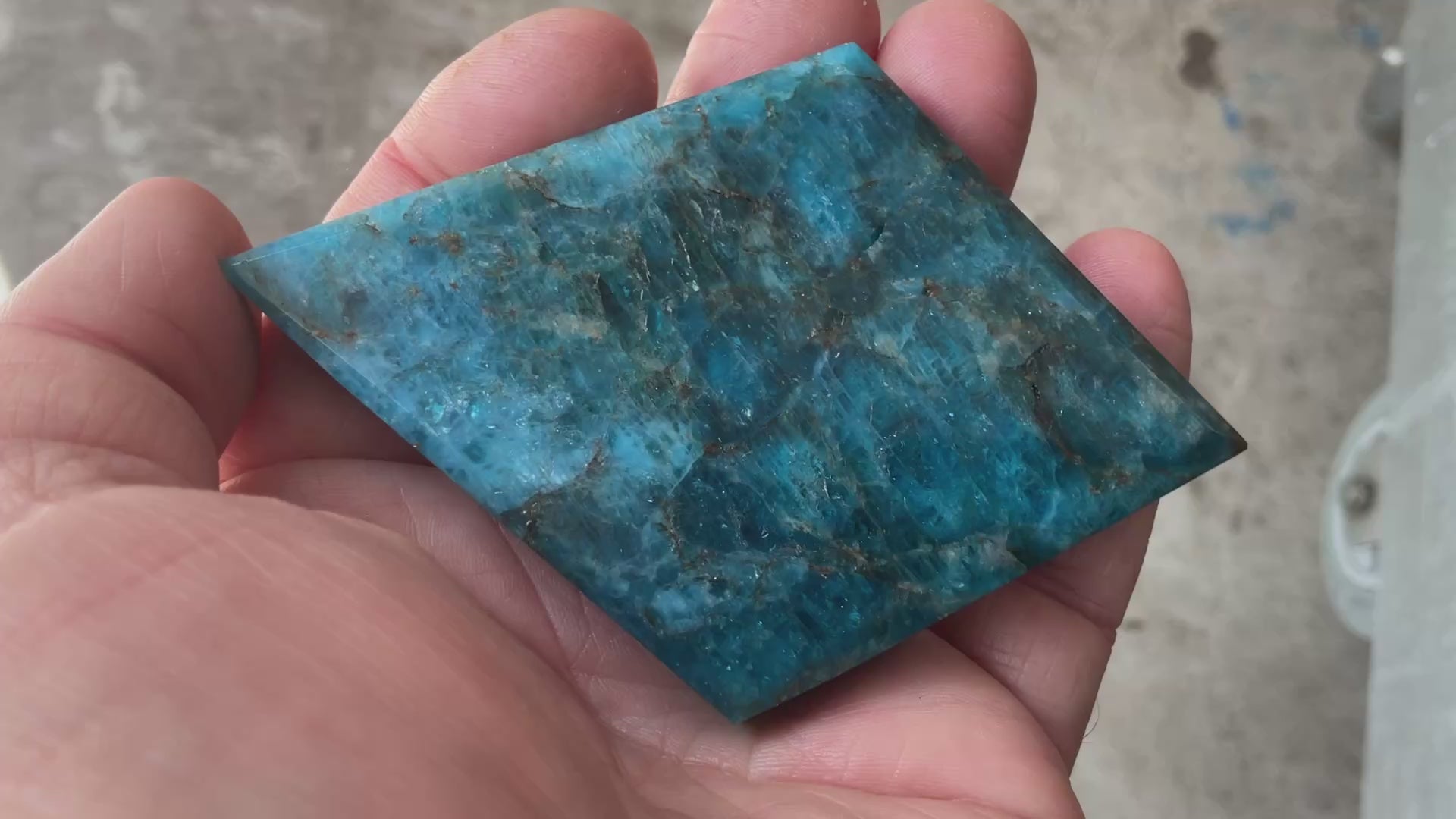 104g Blue Apatite Polished Diamond with stand 5C